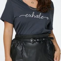 ONLY CARMAKOMA CARQUOTE SS V-NECK REG TEE JRS Dames T-shirt - Maat L-50/52