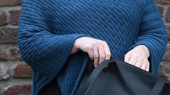 Knit Factory Nicky Gebreide Dames Poncho - Jeans - One Size - Met Opstaande Kraag 2 Knit Factory Nicky Gebreide Dames Poncho - Jeans - One Size - Met Opstaande Kraag - Afbeelding 2