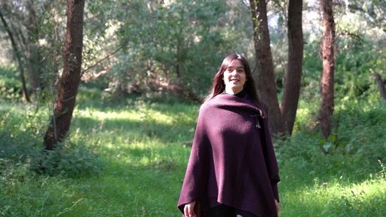 Onbekend Knit Factory Jazz Gebreid Omslagvest - Dames Poncho - Roze - One Size - Inclusief Sierspeld 2 Onbekend Knit Factory Jazz Gebreid Omslagvest - Dames Poncho - Roze - One Size - Inclusief Sierspeld - Afbeelding 2