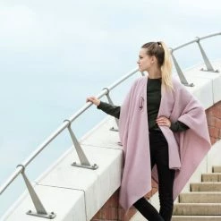 Onbekend Knit Factory Jazz Gebreid Omslagvest - Dames Poncho - Roze - One Size - Inclusief Sierspeld 10 Onbekend Knit Factory Jazz Gebreid Omslagvest - Dames Poncho - Roze - One Size - Inclusief Sierspeld -Dameskleding Verkoop 550x488 1