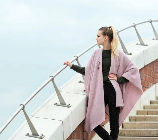 Onbekend Knit Factory Jazz Gebreid Omslagvest - Dames Poncho - Roze - One Size - Inclusief Sierspeld 5 Onbekend Knit Factory Jazz Gebreid Omslagvest - Dames Poncho - Roze - One Size - Inclusief Sierspeld - Afbeelding 5