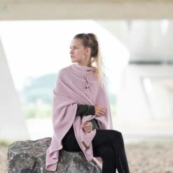 Onbekend Knit Factory Jazz Gebreid Omslagvest - Dames Poncho - Roze - One Size - Inclusief Sierspeld 11 Onbekend Knit Factory Jazz Gebreid Omslagvest - Dames Poncho - Roze - One Size - Inclusief Sierspeld -Dameskleding Verkoop 550x488 2