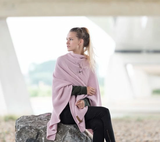 Onbekend Knit Factory Jazz Gebreid Omslagvest - Dames Poncho - Roze - One Size - Inclusief Sierspeld 6 Onbekend Knit Factory Jazz Gebreid Omslagvest - Dames Poncho - Roze - One Size - Inclusief Sierspeld - Afbeelding 6