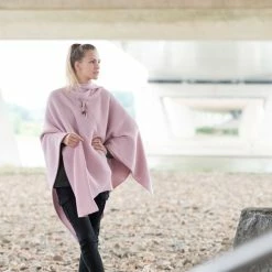 Onbekend Knit Factory Jazz Gebreid Omslagvest - Dames Poncho - Roze - One Size - Inclusief Sierspeld 9 Onbekend Knit Factory Jazz Gebreid Omslagvest - Dames Poncho - Roze - One Size - Inclusief Sierspeld -Dameskleding Verkoop 550x488