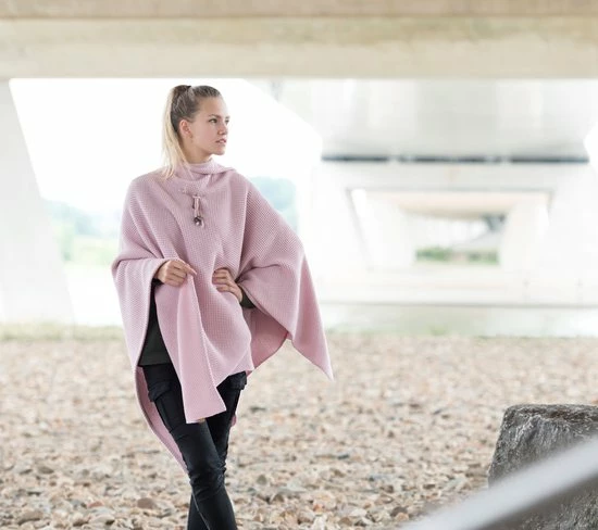Onbekend Knit Factory Jazz Gebreid Omslagvest - Dames Poncho - Roze - One Size - Inclusief Sierspeld 4 Onbekend Knit Factory Jazz Gebreid Omslagvest - Dames Poncho - Roze - One Size - Inclusief Sierspeld - Afbeelding 4
