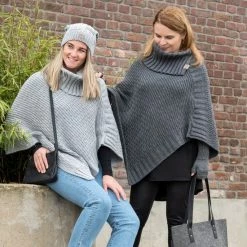 Knit Factory Nicky Gebreide Dames Poncho - Jeans - One Size - Met Opstaande Kraag 10 Knit Factory Nicky Gebreide Dames Poncho - Jeans - One Size - Met Opstaande Kraag -Dameskleding Verkoop 550x550 49