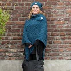 Knit Factory Nicky Gebreide Dames Poncho - Jeans - One Size - Met Opstaande Kraag 12 Knit Factory Nicky Gebreide Dames Poncho - Jeans - One Size - Met Opstaande Kraag -Dameskleding Verkoop 550x550 51