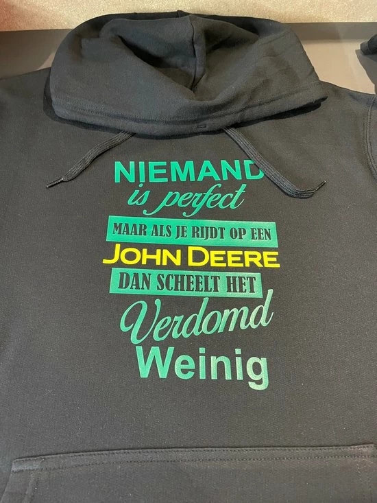 Sols Hoodie Maat S Groen Gele Opdruk. Niemand Is Perfect Maar Als Je Rijdt Op Een John Deere Scheelt Het Verdomd Weinig! 1 Sols Hoodie Maat S Groen Gele Opdruk. Niemand Is Perfect Maar Als Je Rijdt Op Een John Deere Scheelt Het Verdomd Weinig!