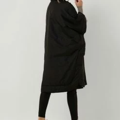 Esmé Studios Aubrey Cape Jassen - Zwart -Dameskleding Verkoop 550x785 45