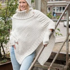 Knit Factory Nicky Gebreide Dames Poncho - Jeans - One Size - Met Opstaande Kraag 13 Knit Factory Nicky Gebreide Dames Poncho - Jeans - One Size - Met Opstaande Kraag -Dameskleding Verkoop 550x824 103