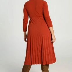 Cassis Lange, Effen Plisséjurk Met Decoratieve Knopen -Dameskleding Verkoop 550x825 515